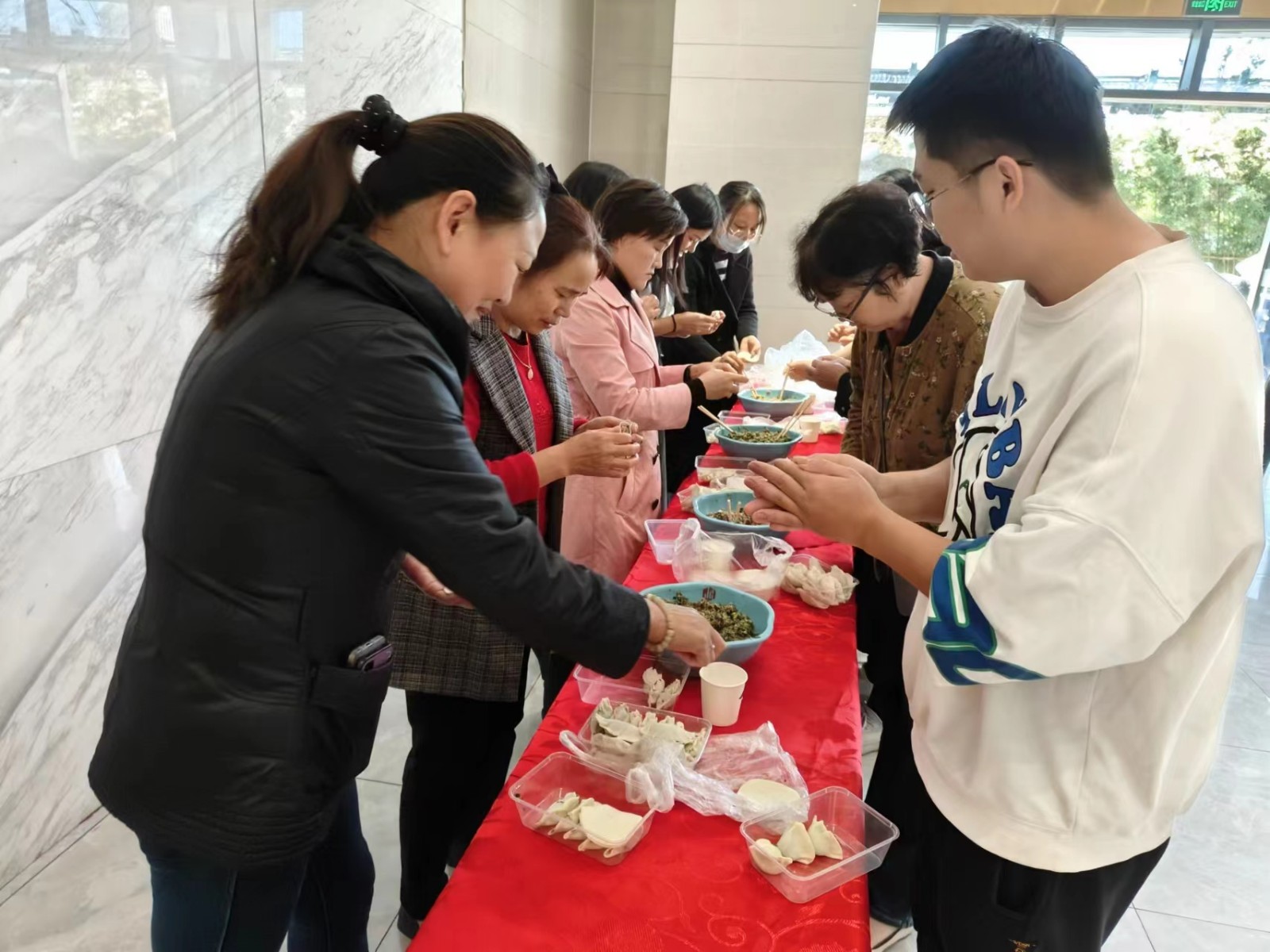 立冬“饺”好运 欢乐续暖情——云顶集团中心佳旭物业举办“初冬送温情 缤纷饺子宴”业主厨艺大比拼活动